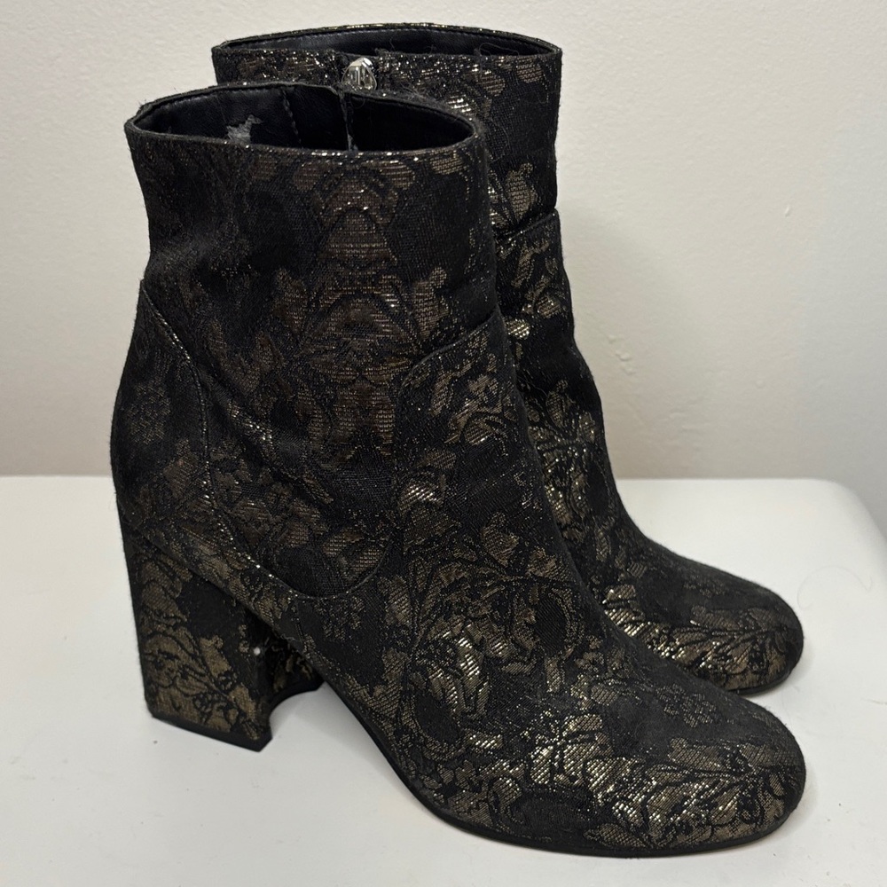 Marc Fisher Jana Lace Brocade Block Heel Ankle Boots – Black & Gold – Size 7.5